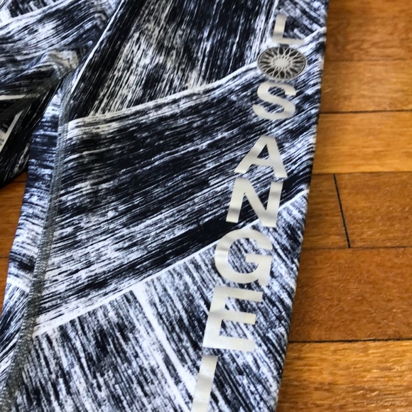 EUC SoulCycle lululemon Wunder Under Crop Sz 4 - Picture 2 of 4